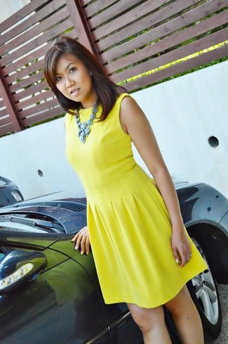 Comment porter un collier bleu: Harmonise une robe patineuse jaune avec un collier bleu pour une tenue idéale le week-end.