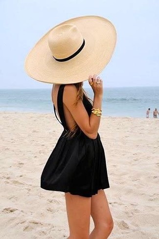 Comment porter un chapeau beige: Harmonise une robe patineuse noire avec un chapeau beige pour une impression décontractée.