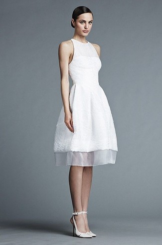Comment porter des escarpins en cuir blancs: Opte pour une robe patineuse texturée blanche pour une tenue idéale le week-end. Une paire de escarpins en cuir blancs est une option parfait pour complèter cette tenue.