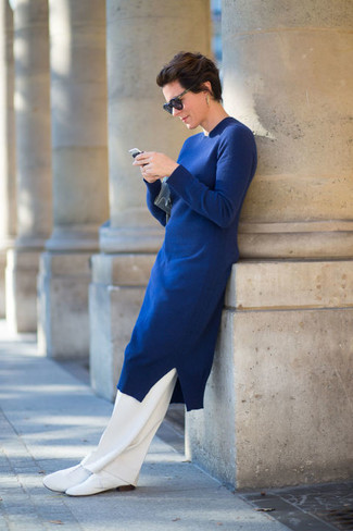 Tenue: Robe-pull bleue, Pantalon de costume blanc, Chaussures richelieu en cuir blanches, Pochette en cuir bleu clair