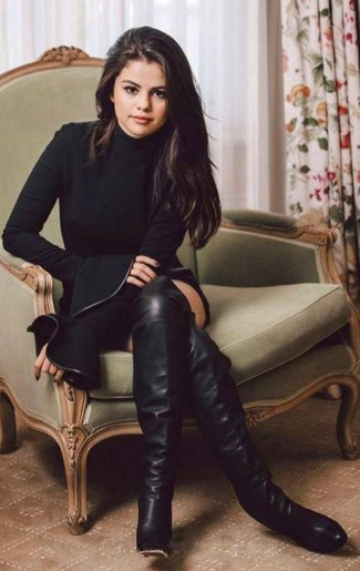 Tenue de Selena Gomez: Robe-pull noire, Cuissardes en cuir noires