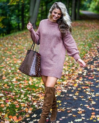 Comment porter une robe-pull violette: Pense à porter une robe-pull violette pour un look de tous les jours facile à porter. Cette tenue se complète parfaitement avec une paire de cuissardes en daim marron foncé.