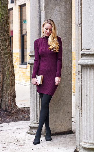 Comment porter une robe violette: Opte pour une robe violette pour une tenue confortable aussi composée avec goût. Complète ce look avec une paire de escarpins en daim noirs.