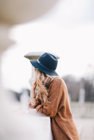 Comment porter un chapeau en laine noir à 30 ans: Pense à marier une robe-pull tabac avec un chapeau en laine noir pour un look confortable et décontracté.