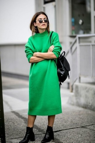 Comment porter un sac à dos en cuir noir: Essaie d'harmoniser une robe-pull verte avec un sac à dos en cuir noir pour un look confortable et décontracté. Cette tenue est parfait avec une paire de bottines en cuir noires.