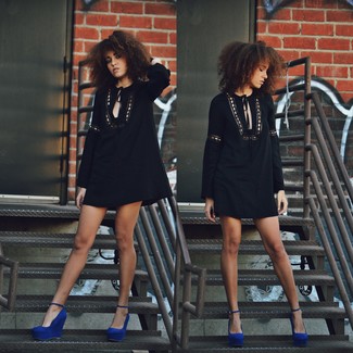 Comment porter des chaussures en daim bleues pour un style chic decontractés à 20 ans: Pense à porter une robe style paysanne noire pour créer un look génial et idéal le week-end. Une paire de escarpins compensés en daim bleus ajoutera de l'élégance à un look simple.