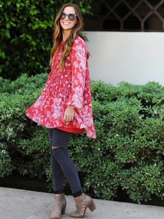Comment porter des bottines découpées: Opte pour une robe trapèze à fleurs rouge avec un jean skinny déchiré gris foncé pour un look confortable et décontracté. Une paire de bottines découpées est une option avisé pour complèter cette tenue.