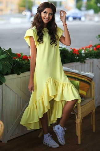 Comment porter des baskets montantes blanches: Choisis une robe trapèze à volants jaune pour une tenue confortable aussi composée avec goût. Si tu veux éviter un look trop formel, opte pour une paire de baskets montantes blanches.
