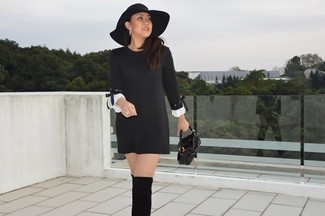 Comment porter des cuissardes: Choisis une robe trapèze noire pour achever un style chic et glamour. Complète ce look avec une paire de cuissardes.