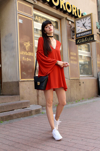 Comment porter des baskets basses blanc et rouge: Pense à porter une robe trapèze rouge pour obtenir un look relax mais stylé. Une paire de baskets basses blanc et rouge apporte une touche de décontraction à l'ensemble.