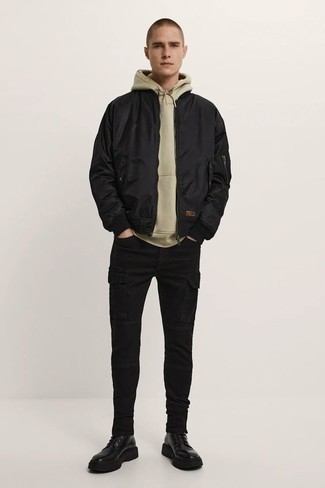 Comment porter un blouson aviateur en satin quand il fait chaud