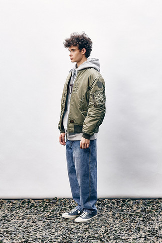 Comment porter un blouson aviateur en satin quand il fait chaud