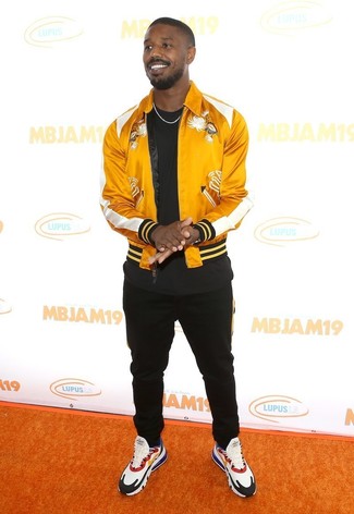 Comment porter un blouson aviateur en satin quand il fait chaud