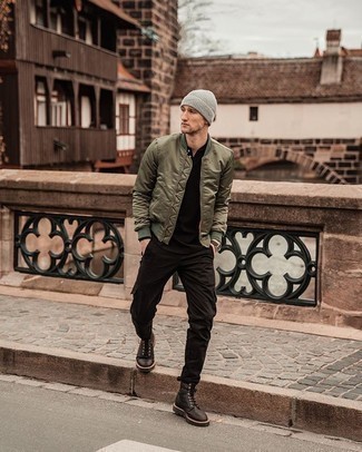 Comment porter un blouson aviateur en satin quand il fait chaud