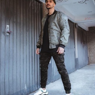 Comment porter un blouson aviateur en satin quand il fait chaud