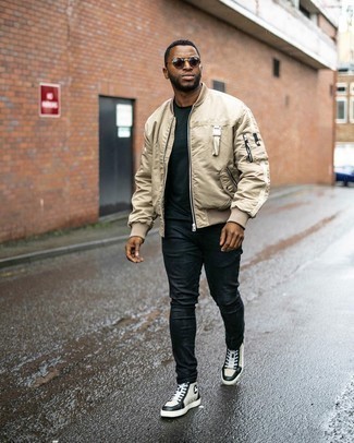 Comment porter un blouson aviateur en satin quand il fait chaud