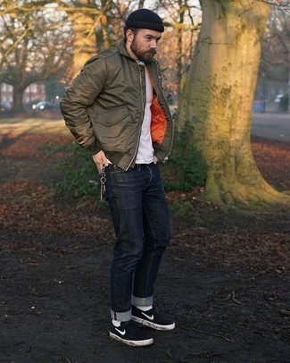 Comment porter un blouson aviateur en satin quand il fait chaud