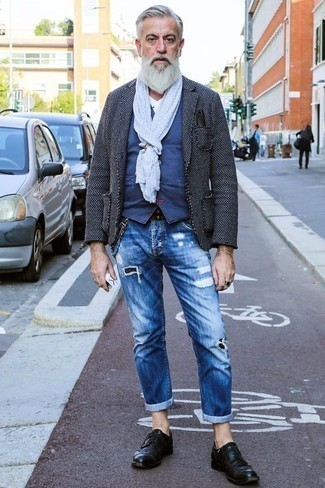 Comment porter une écharpe pour un style chic decontractés quand il fait chaud après 60 ans