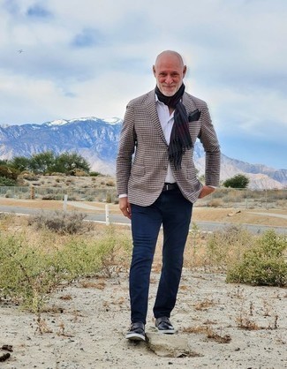 Comment porter une écharpe pour un style chic decontractés quand il fait chaud après 60 ans