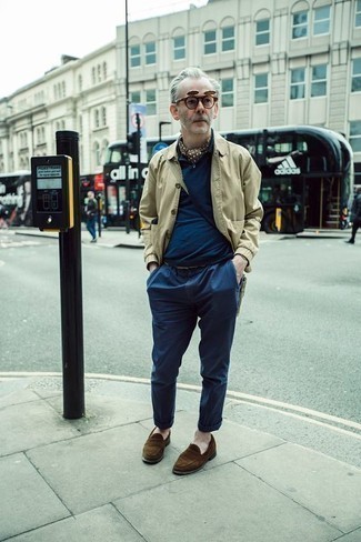 Comment porter une écharpe pour un style chic decontractés quand il fait chaud après 60 ans
