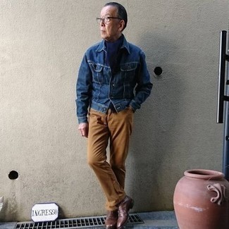 Comment porter une écharpe pour un style chic decontractés quand il fait chaud après 60 ans