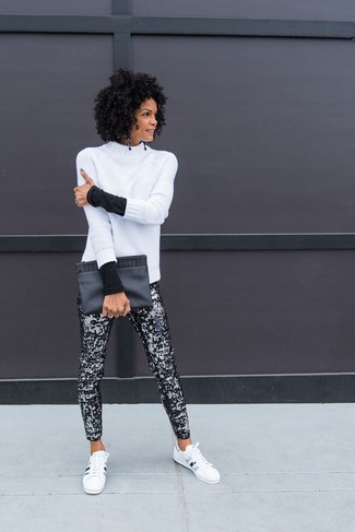 Comment porter un pantalon pailleté au printemps