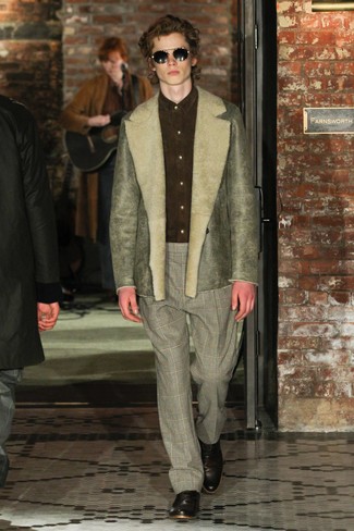 Comment porter une veste en peau de mouton retournée pour un style elégantes en automne