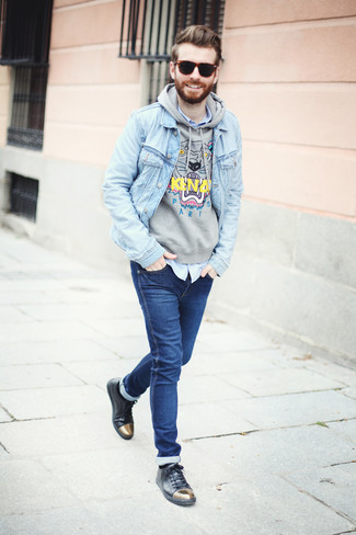 Comment porter une chemise avec un sweat à capuche