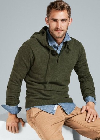 Comment porter une chemise avec un sweat à capuche
