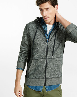 Comment porter une chemise avec un sweat à capuche