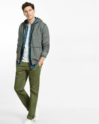 Comment porter une chemise avec un sweat à capuche