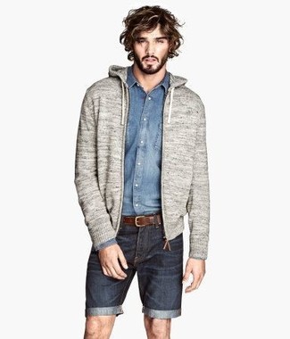Comment porter une chemise avec un sweat à capuche