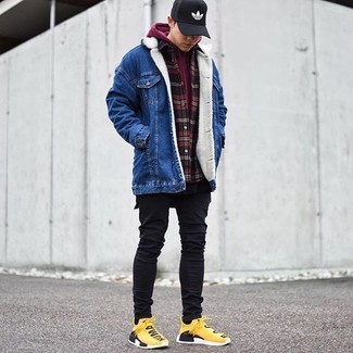 Comment porter une chemise avec un sweat à capuche