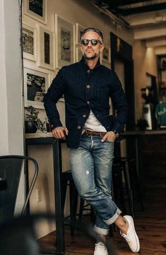 Comment porter une veste-chemise avec des baskets basses