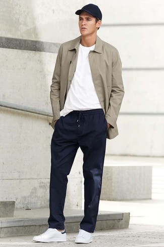 Comment porter une veste-chemise avec des baskets basses