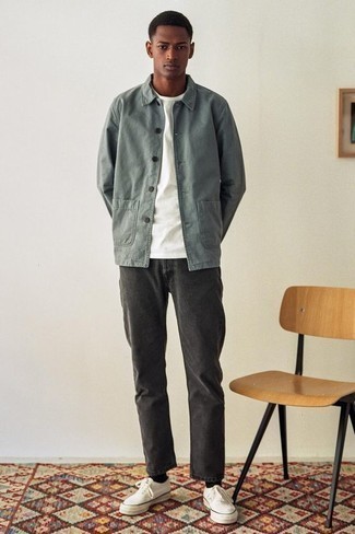 Comment porter une veste-chemise avec des baskets basses