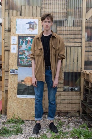 Comment porter une veste-chemise avec des baskets basses