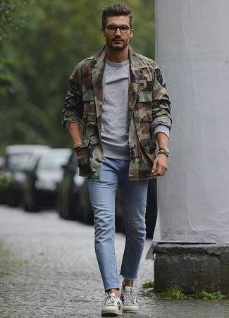 Comment porter une veste-chemise avec des baskets basses
