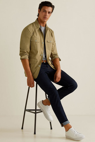 Comment porter une veste-chemise avec des baskets basses