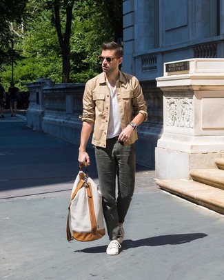 Comment porter une veste-chemise avec des baskets basses