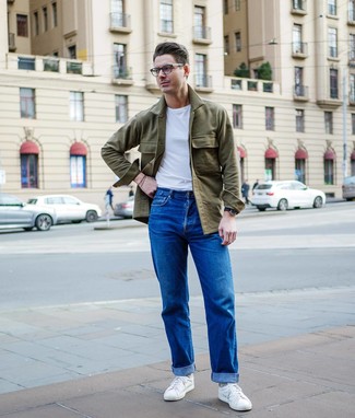 Comment porter une veste-chemise avec des baskets basses