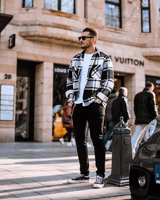 Comment porter une veste-chemise avec des baskets basses