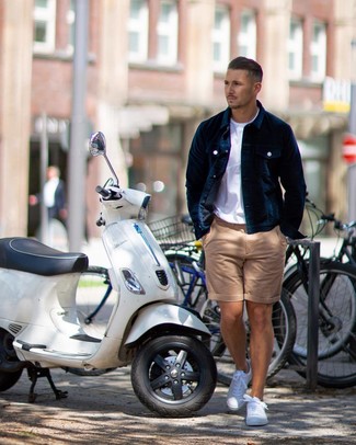 Comment porter une veste-chemise avec des baskets basses