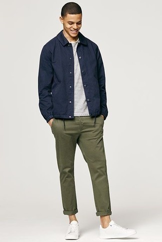 Comment porter une veste-chemise avec des baskets basses