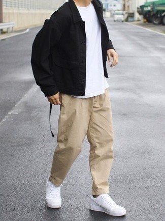 Comment porter une veste-chemise avec des baskets basses