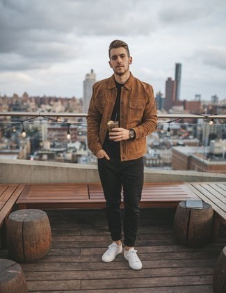 Comment porter une veste-chemise avec des baskets basses
