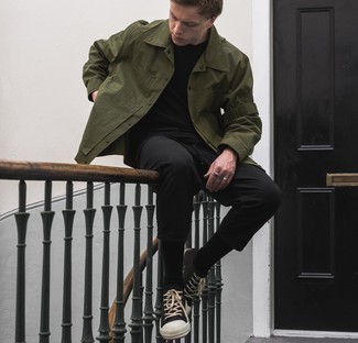 Comment porter une veste-chemise avec des baskets basses