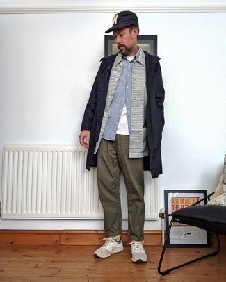 Comment porter une chemise à manches courtes avec un imperméable