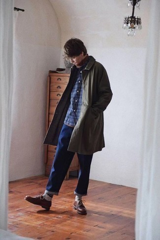 Comment porter une chemise à manches courtes avec un imperméable