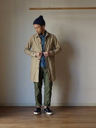 Comment porter une chemise à manches courtes avec un imperméable